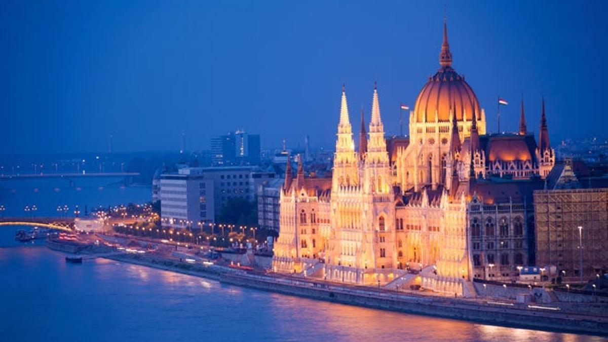 El Parlamento, a orillas de Danubio, es una de las estampas más bellas de Budapest.