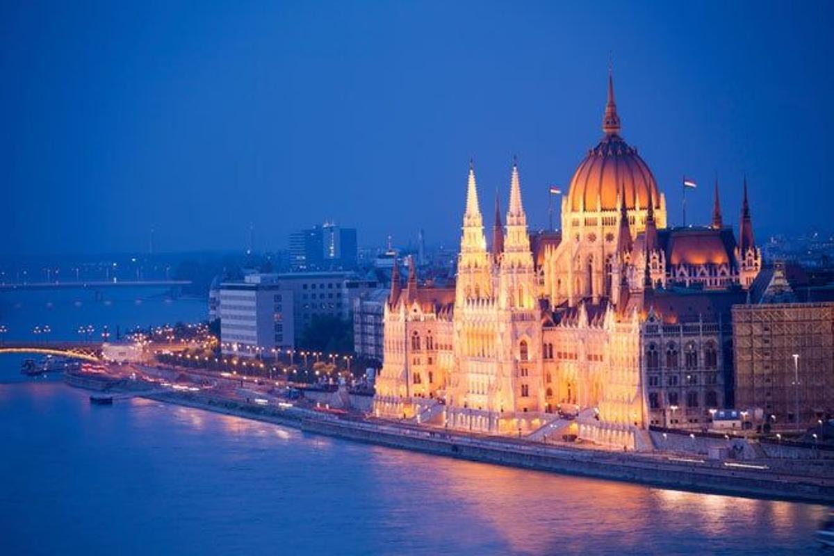 El Parlamento, a orillas de Danubio, es una de las estampas más bellas de Budapest.