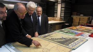 El exconseller Cultura Ferran Mascarell junto a algunos de los papeles de Salamanca.