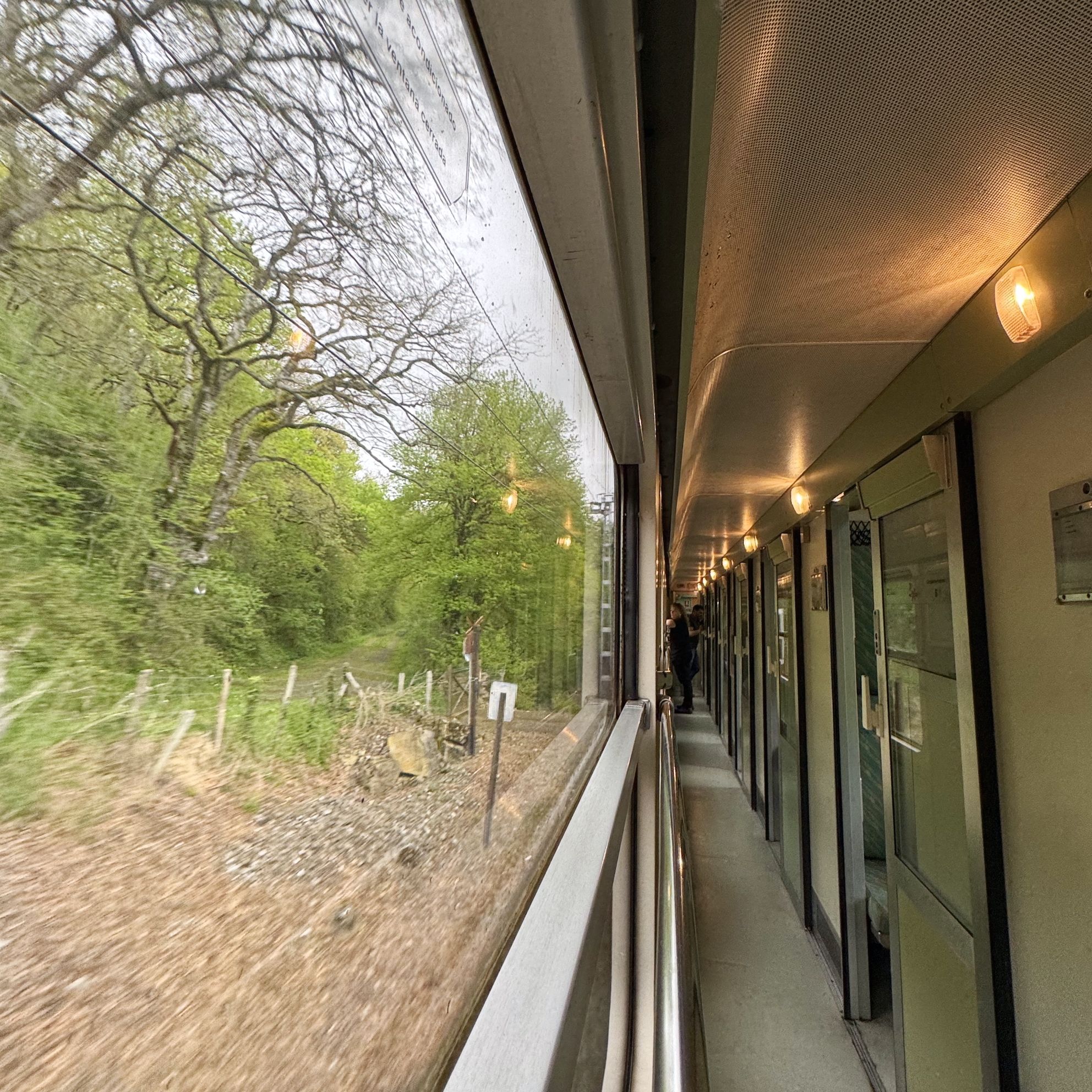 El pasillo en un coche con departamentos del Tren de los 80