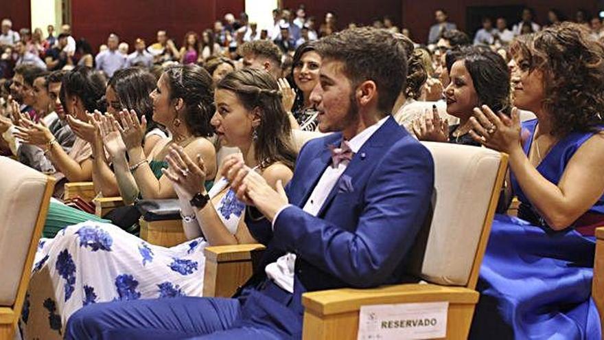 Graduación de los alumnos del Grado de Enfermería en el salón de actos del Campus Viriato