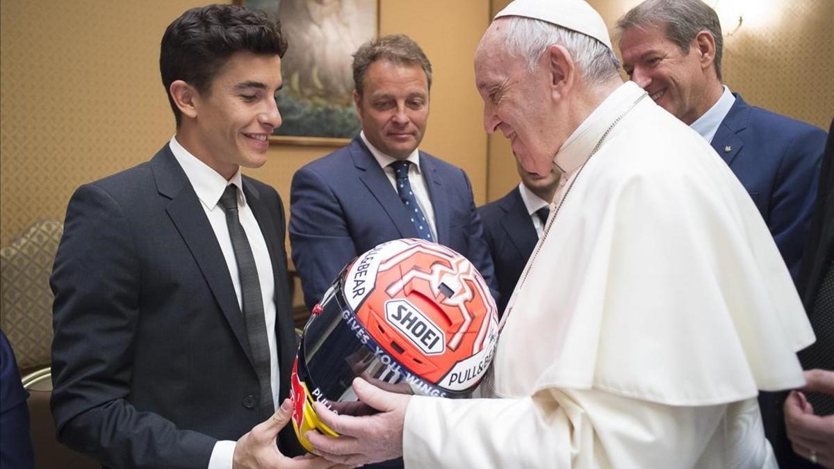 Marc Márquez le regala su casco al Papa Francisco en presencia de Emilio Alzamora.