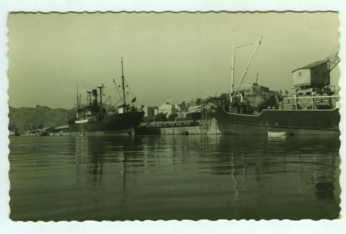 Barcos atracados en el puerto (1950).