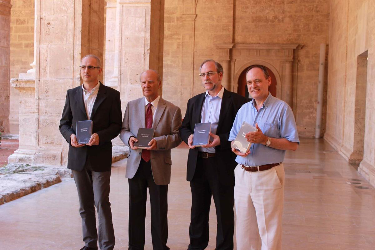 Académicos de la AVL, con ejemplares del misal 'Oracional valencià'.