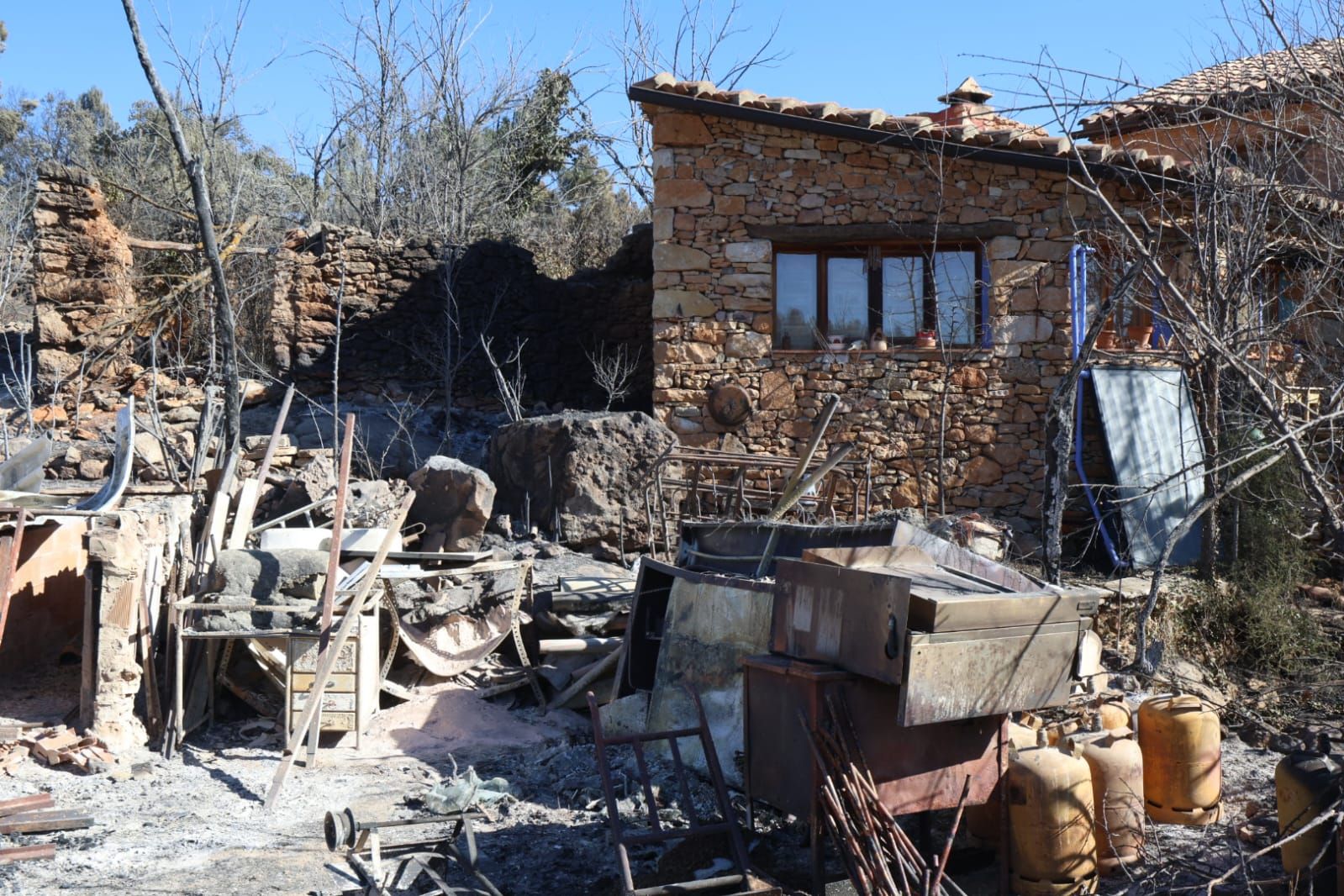 La imagen de la desolación: el fuego arrasa viviendas en la aldea de Los García