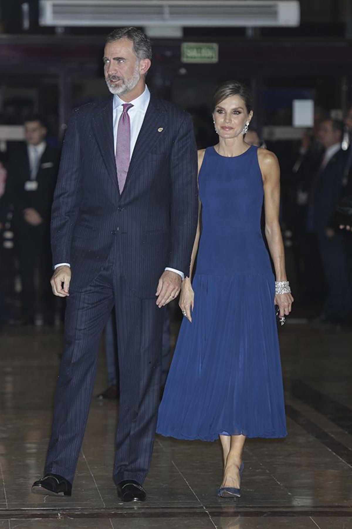 Letizia Ortiz y Felipe VI a su llegada al concierto previo a los Premios Princesa de Asturias