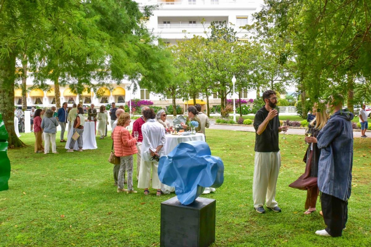 La inauguración de «Doble paisaje», una exposición del artista Efraim Ortega que puede verse en los jardines del Eurostars Gran Hotel La Toja.