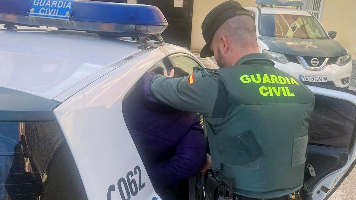 Un agente de la Guardia Civil detiene a dos hombres por robos en comercios de Baniaján.