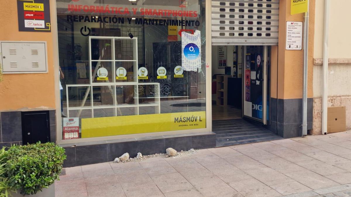 El asaltante utilizó piedras de gran tamaño para romper el escaparate.