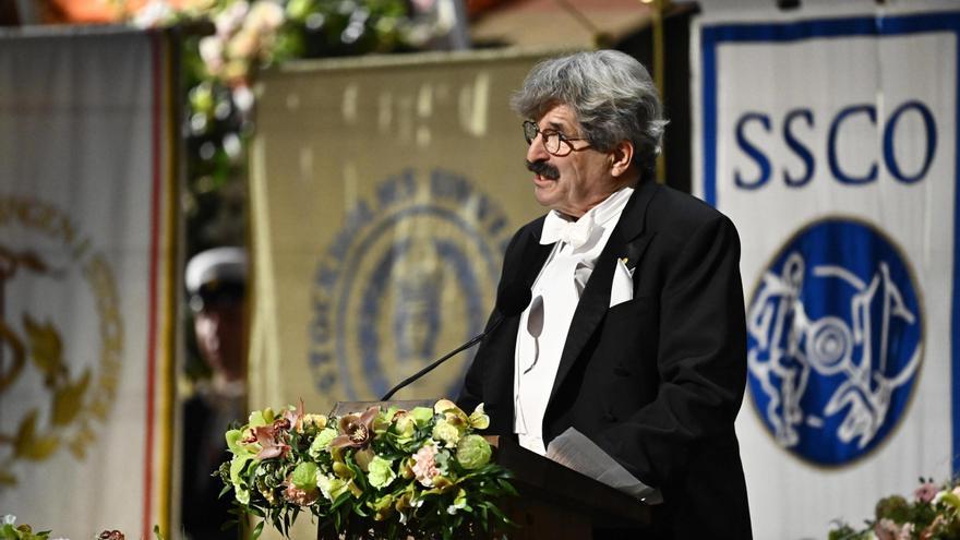 El premio Nobel de Medicina Gary Ruvkun pronuncia un discurso durante el banquete del Premio Nobel 2024 en el Ayuntamiento de Estocolmo (Suecia) el 10 de diciembre de 2024.