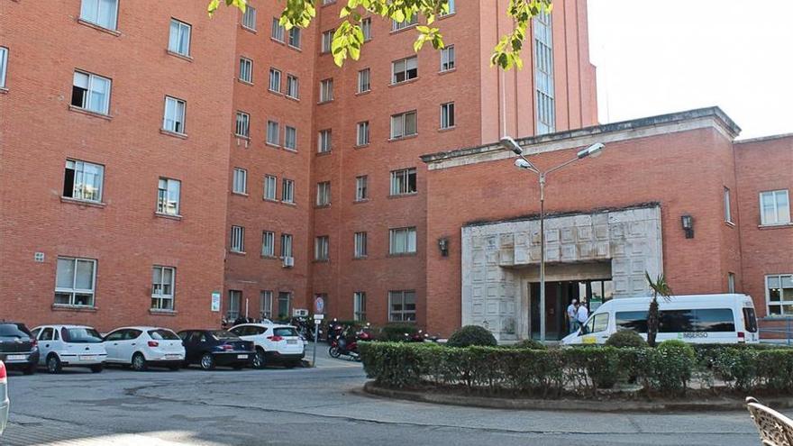 Una mujer de 77 años se precipita de la tercera planta del hospital San Pedro de Alcántara de Cáceres