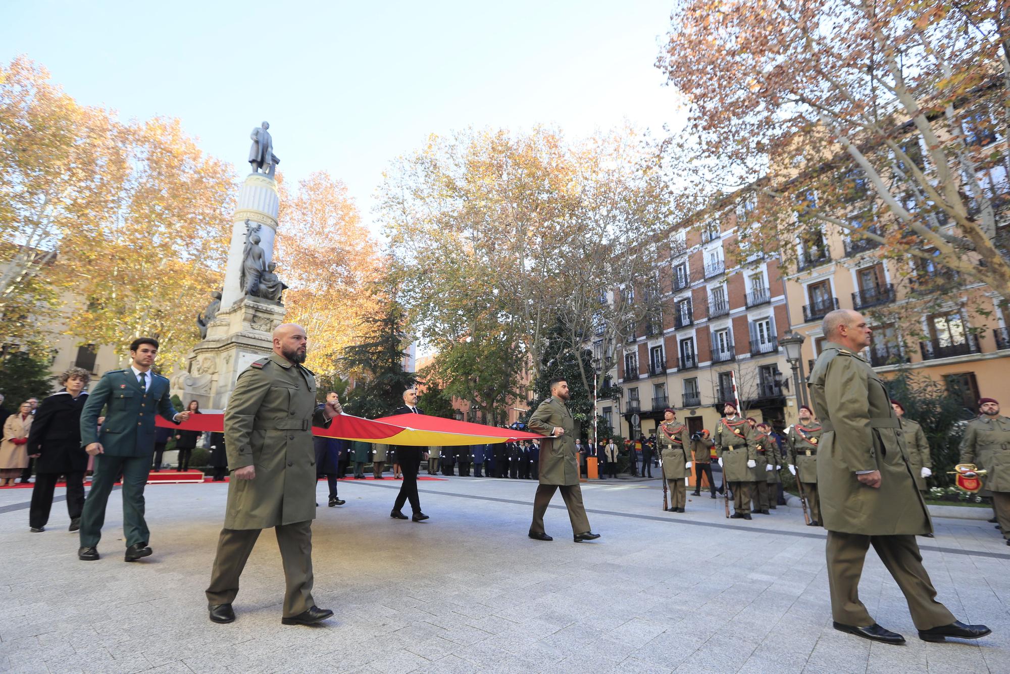 Ceremonia de izado de la bandera frente al Senado