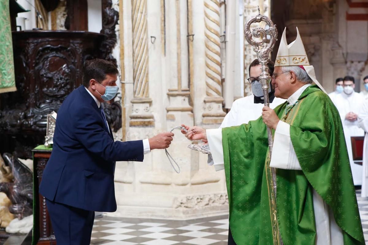 Olga Caballero y la junta directiva de la Agrupación de Cofradías toman posesión en la Catedral