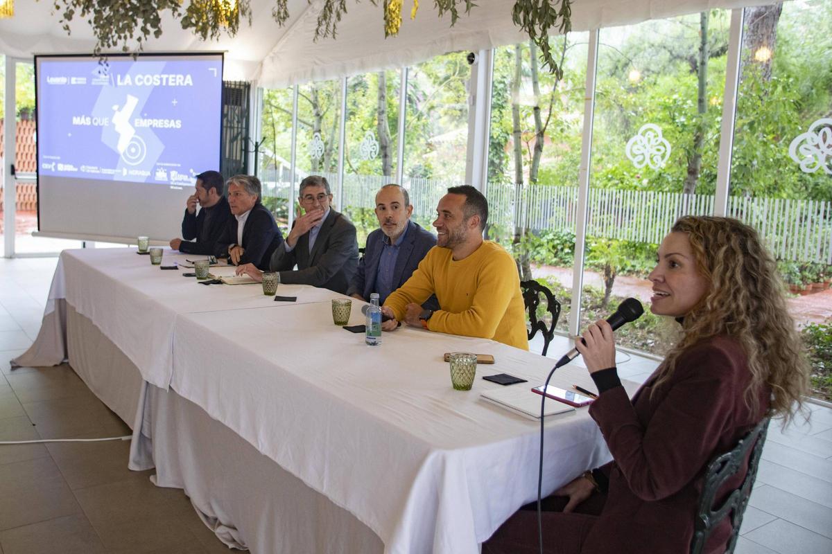 La mesa de debate del foro Más que Empresas en Xàtiva, ayer.