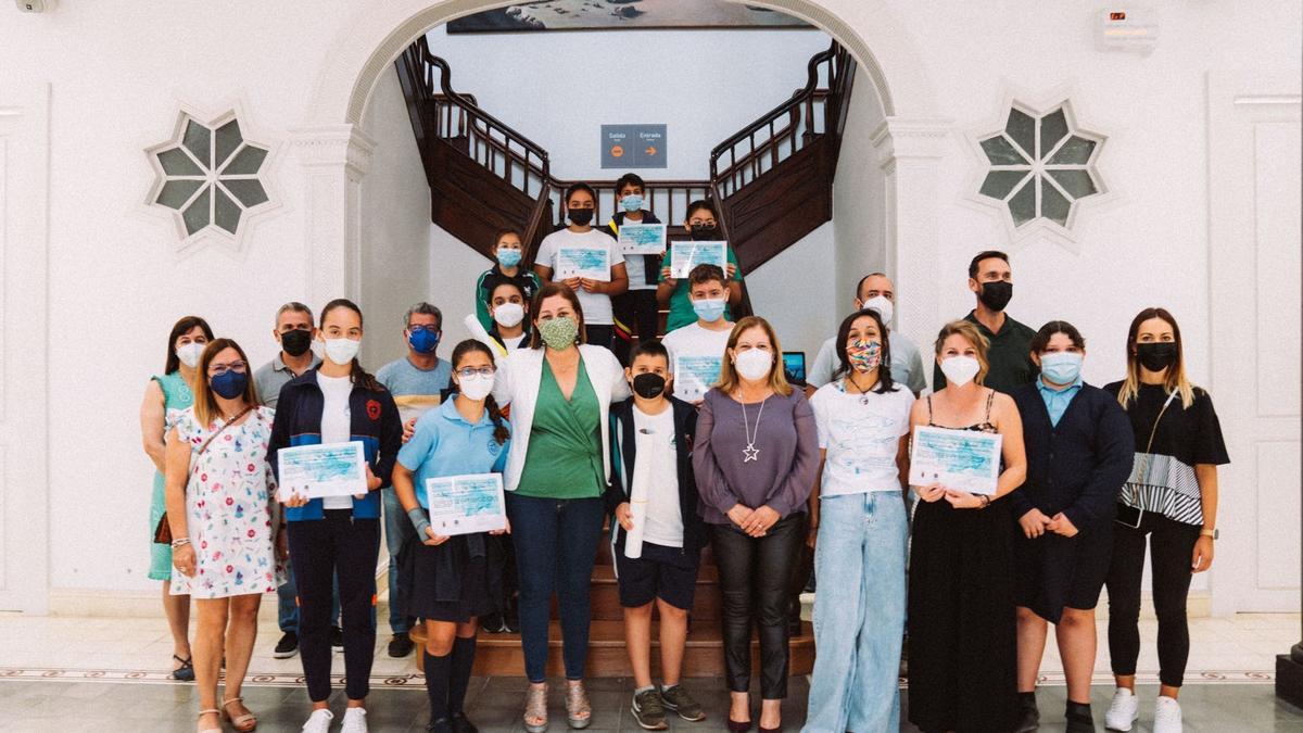 La alcaldesa y la concejal de Medio Ambiente, junto a la coordinadora del documental con los docentes y alumnos participantes.