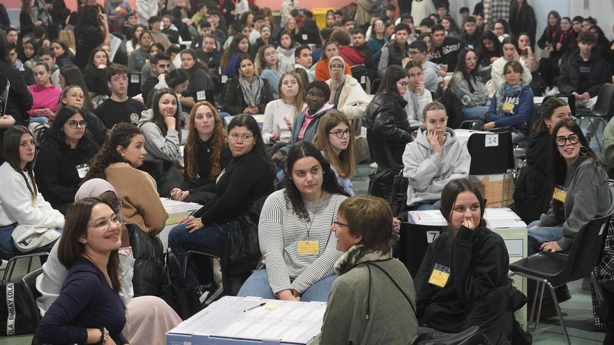 Més de dos-cents estudiants gironins d’FP competeixen a Salt en una «hackathon»