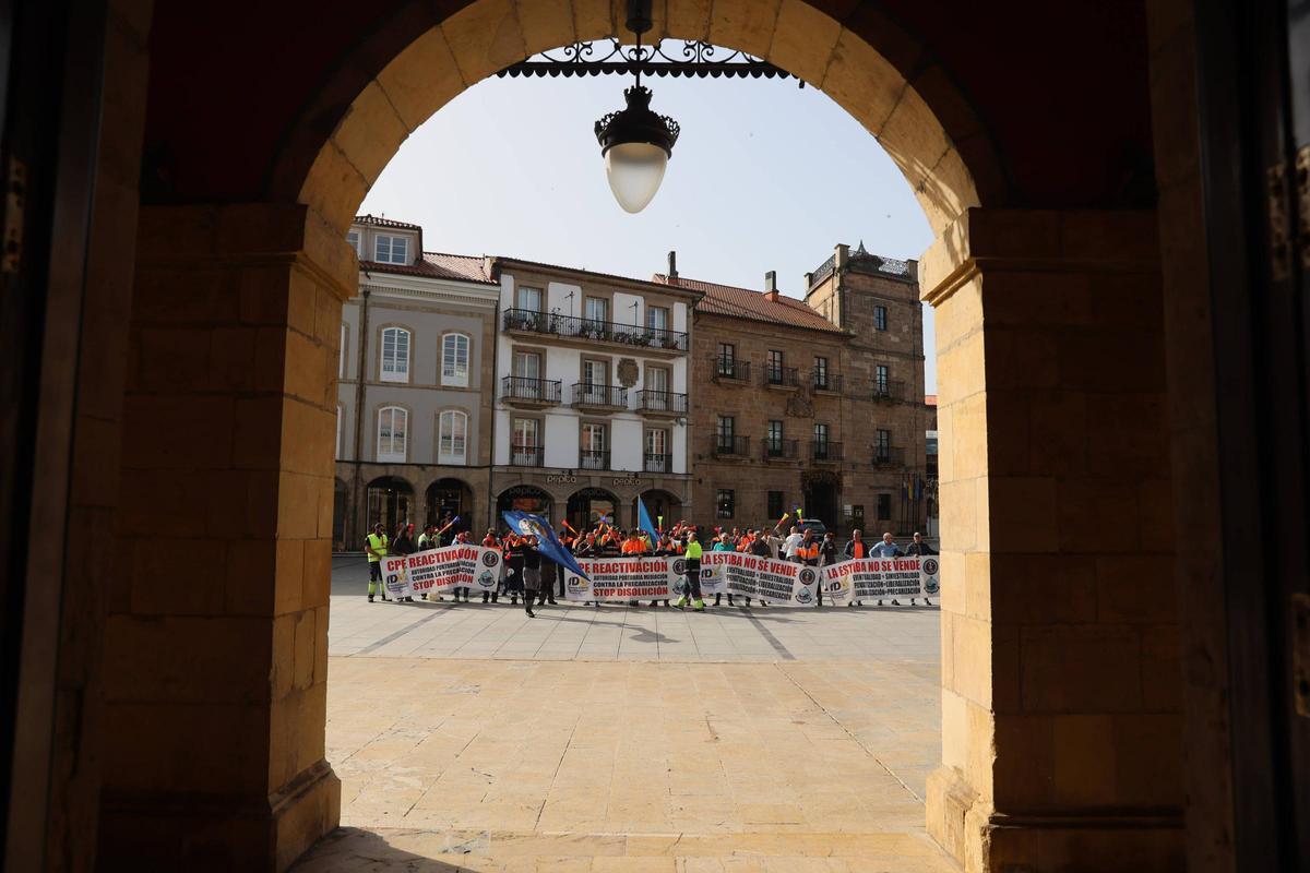 Concentración de estibadores, esta mañana, en el Parche