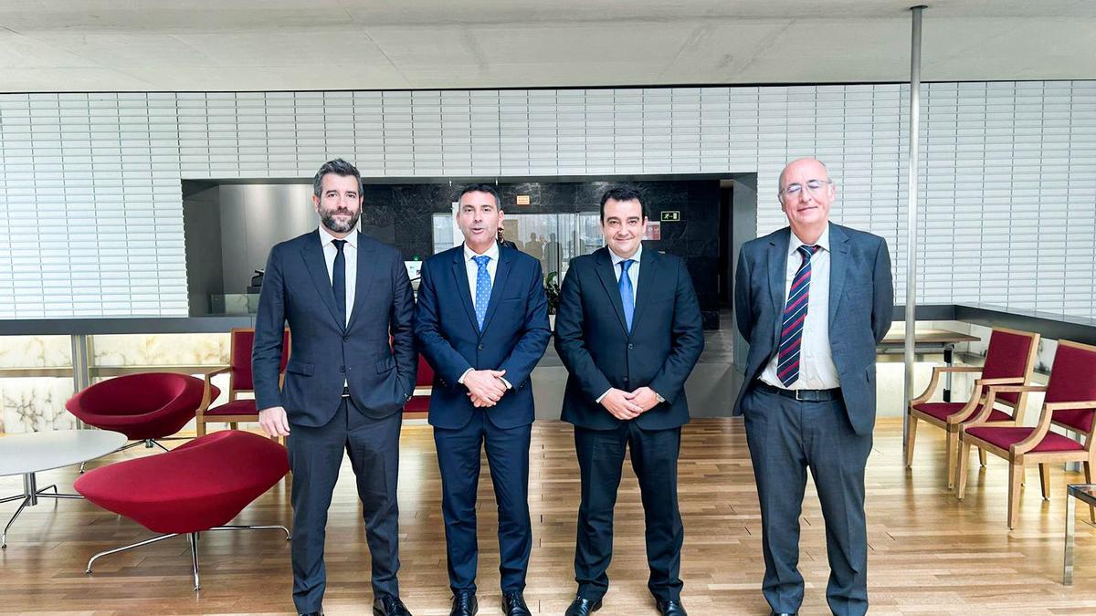 Oswaldo Betancort y José Valle (centro) con representantes de Saerco en la reunción celebrada en la Cámara de Comercio de Madrid este miércoles.