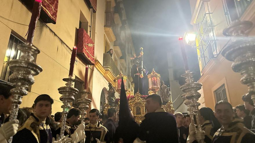 Vídeo | El Cristo de los Gitanos avanza lentamente dirección a la calle Dueñas