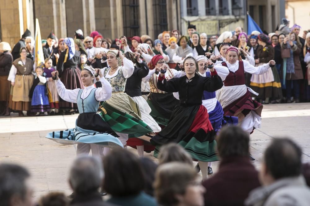 Jornada de folclore en la calle en el Ayuntamiento de Oviedo