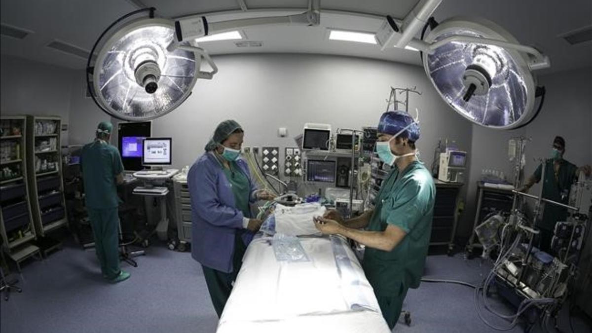 Un equipo realizando todos los preparativos en un quirófano antes de una intervención en Can Ruti.