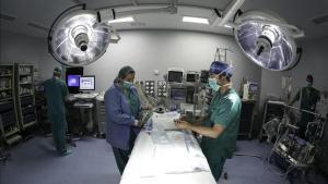 Médicos y enfermeras preparan un quirófano del Hospital Germans Trias i Pujol, Can Ruti, para una intertenvión.