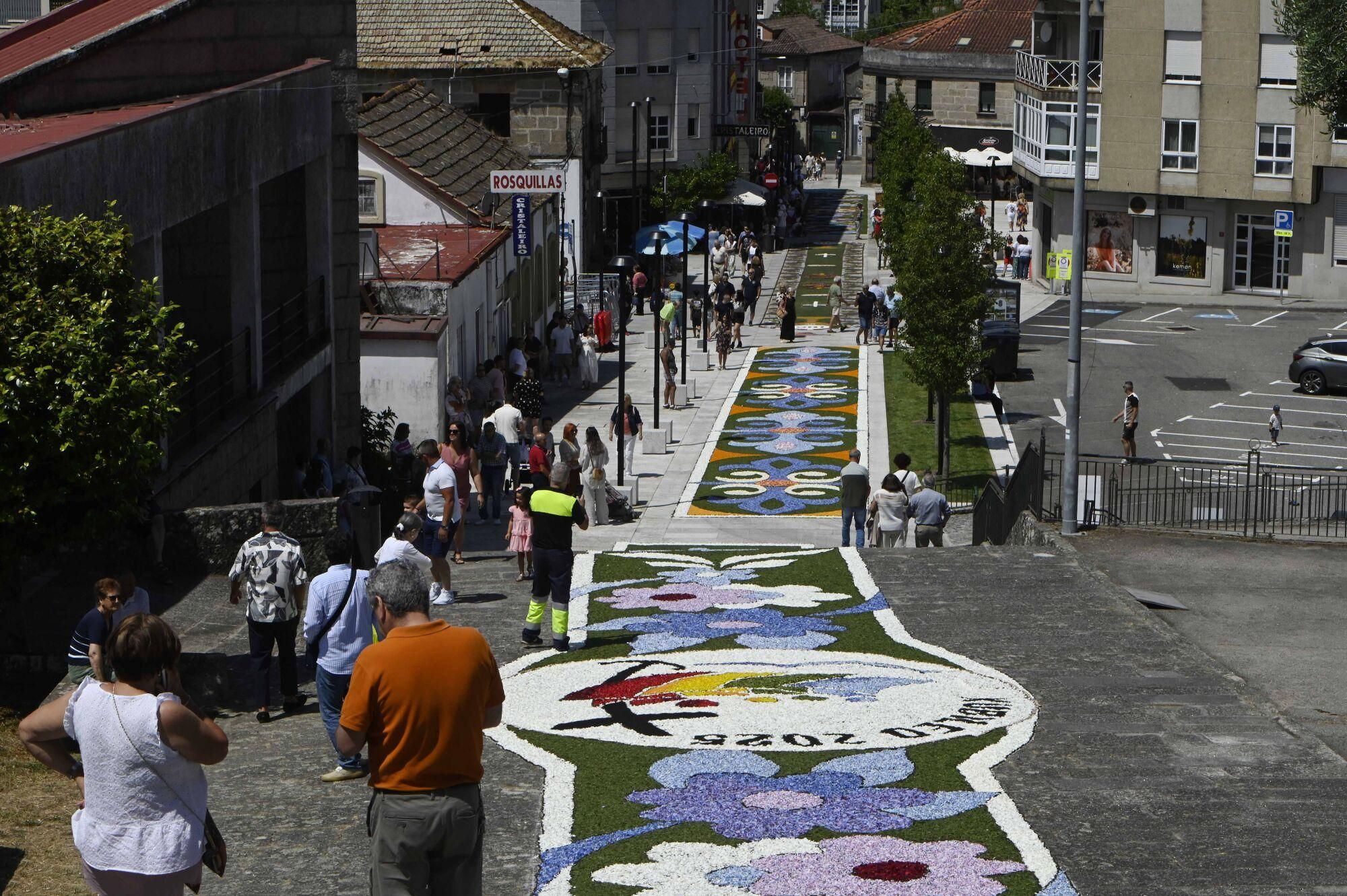 Los más de mil alfombristas de Gondomar desplegaron imaginación
con diseños tan curiosos como un retrato de David Bowie