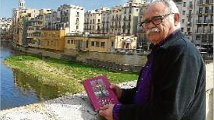 Pere Codina, al pont de Pedra, amb un exemplar del seu llibre.