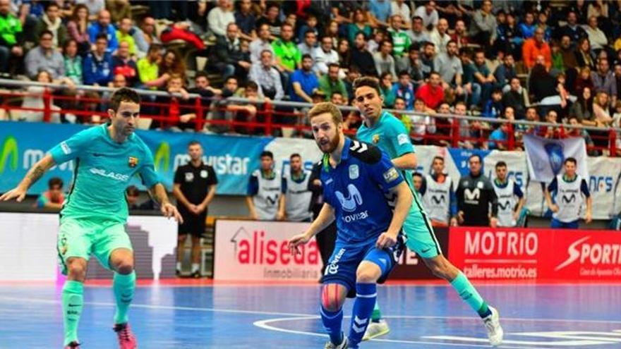 El vigués Adrián Alonso, &#039;Pola&#039;, durante un partido ante el FC Barcelona. / lnfs