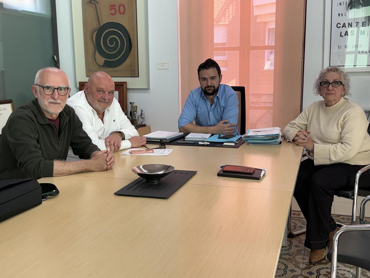 Pedro Martos, de la Fundación Sierra Minera, María Pérez, por la Liga de Vecinos de Portmán y Blas Isaac Calventus, presidente del Club Náutico Portmán, se reúnen con el alcalde Joaquín Zapata.