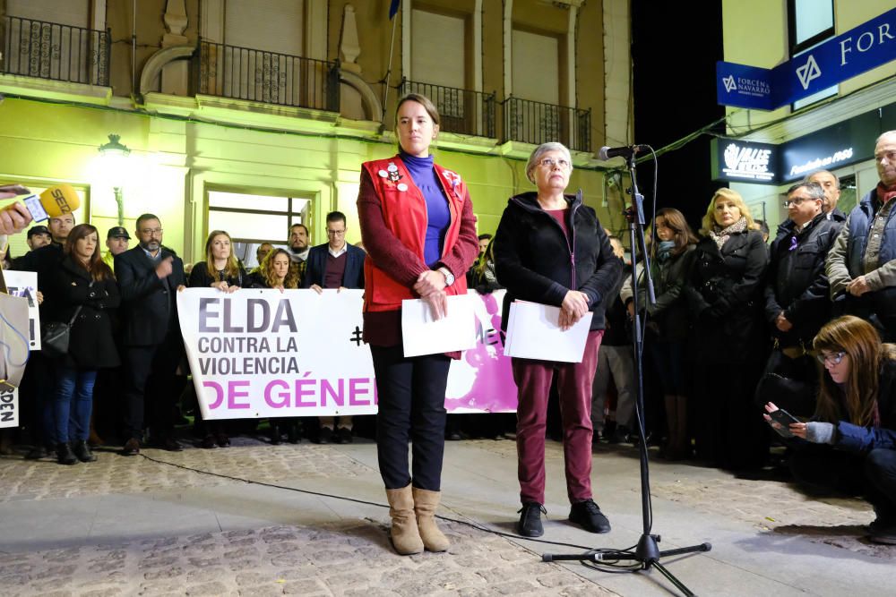 Concentración de repulsa contra la violencia de género celebrada en Elda.