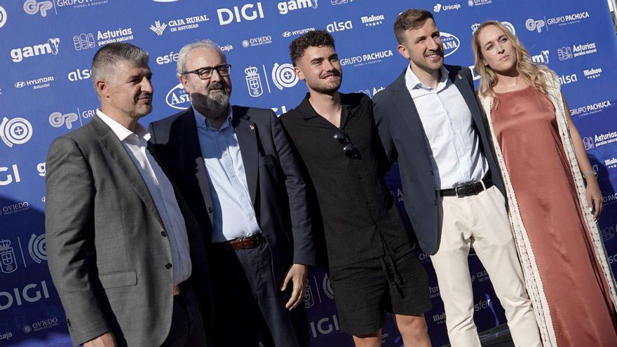 En la imagen de arriba, César Martín, Manolo Paredes, Álex Cardero, Agustín Lleida y María Suárez, en el photocall. En el medio, Cardero, con Tony Aguilar. Abajo, aficionados durante la celebración. | JOSÉ LUIS ROCA