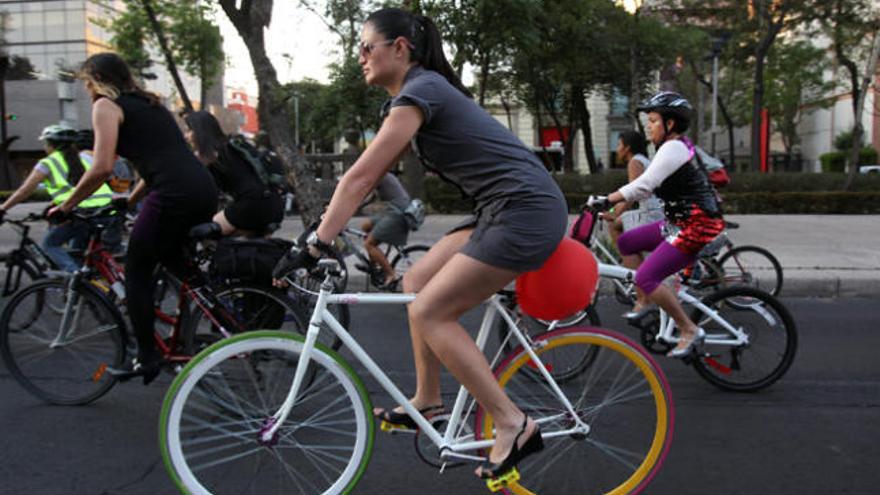 Una mujer en bicicleta.