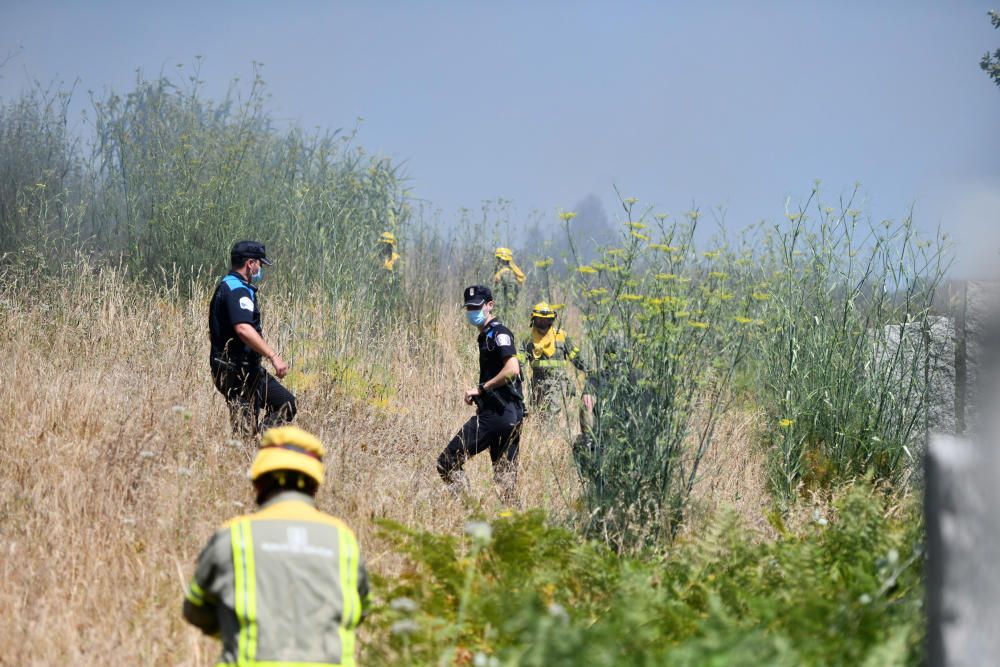 Despliegue contra un incendio cerca de casas en Lérez, Pontevedra