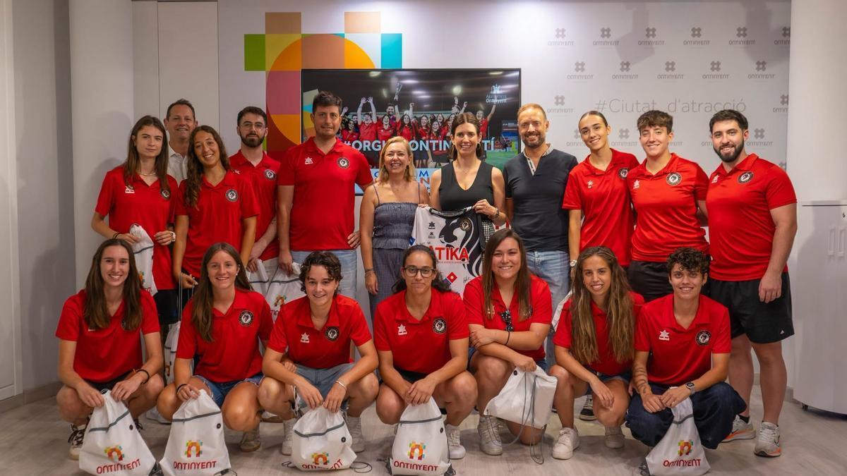 Las subcampeonas del COTIF Cañamás Naranja "visitan" el Ayuntamiento de Ontinyent