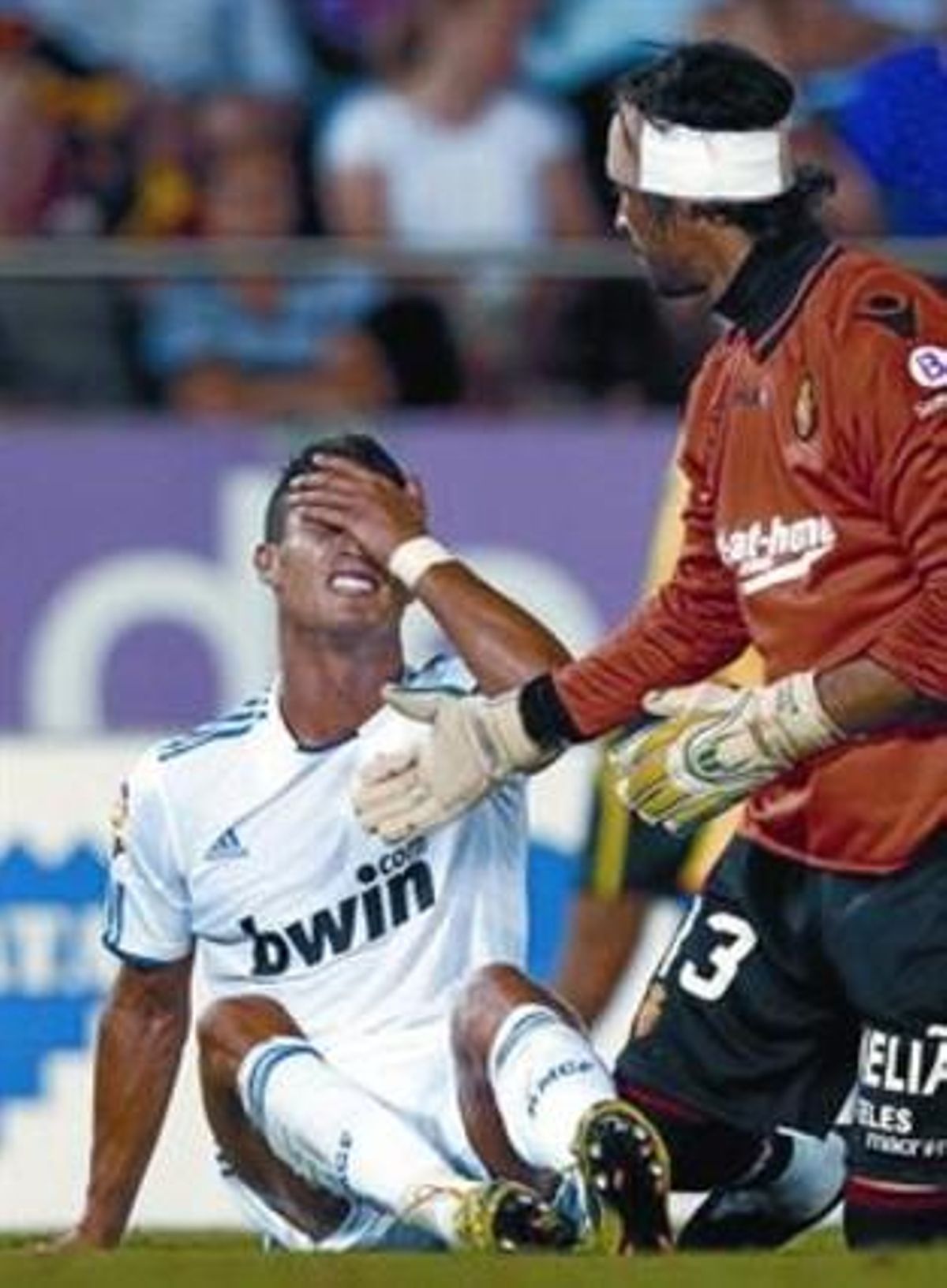 Cristiano Ronaldo es lamenta després d’un xoc amb Aouate, ahir a l’Iberostar Estadi de Mallorca. Cristiano Ronaldo es lamenta després d’un xoc amb Aouate, ahir a l’Iberostar Estadi de Mallorca.