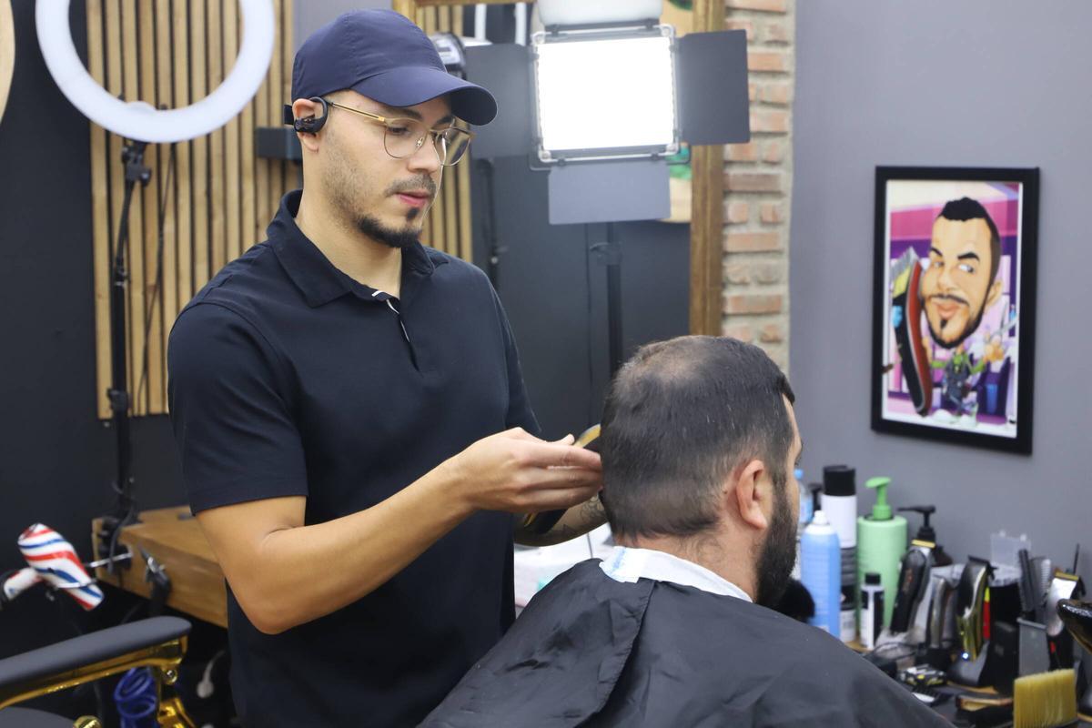 Jeisoon Zambrano, barbero en Ciudad Jardín.