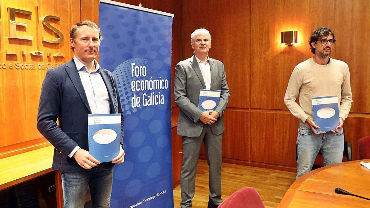 Los integrantes del Foro Económico de Galicia, Luis Otero, Santiago Lago y Pablo Durán, ayer.