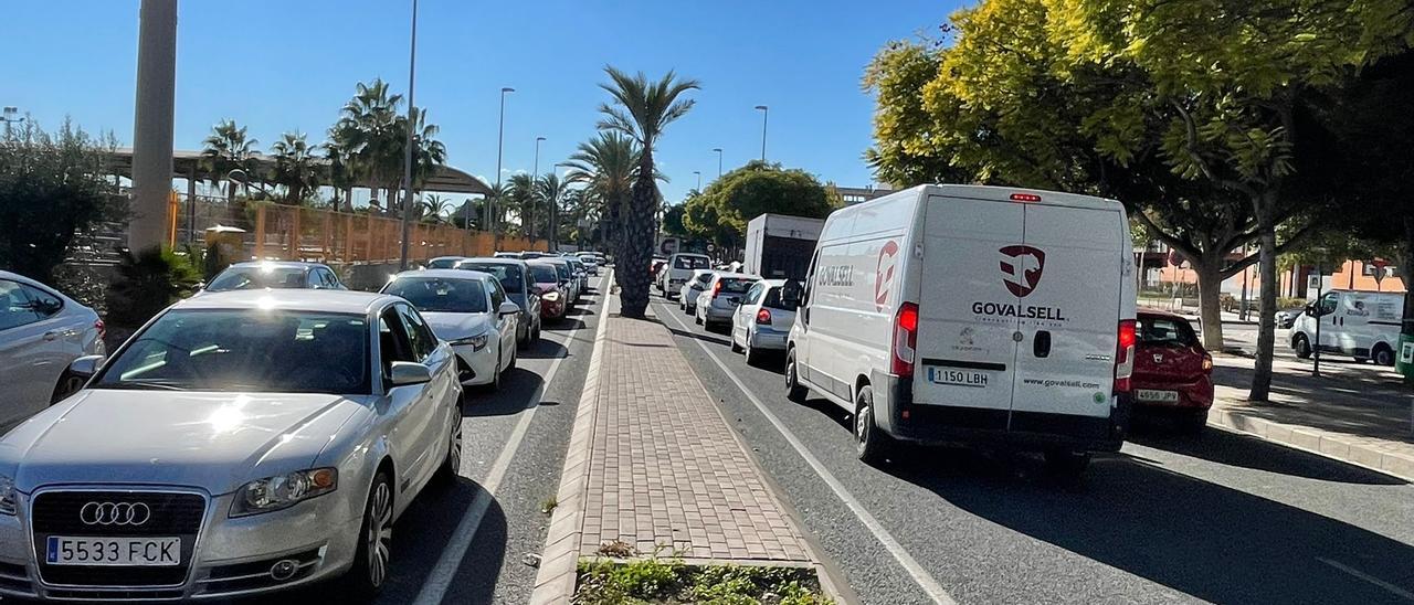 Ciudadanos reclama al equipo de gobierno medidas por los atascos en el acceso a San Vicente.