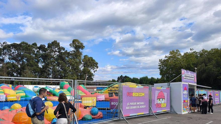 El parque hinchable más grande del mundo tendrá que esperar: la lluvia retrasa la apertura en Gijón de "Funbox"