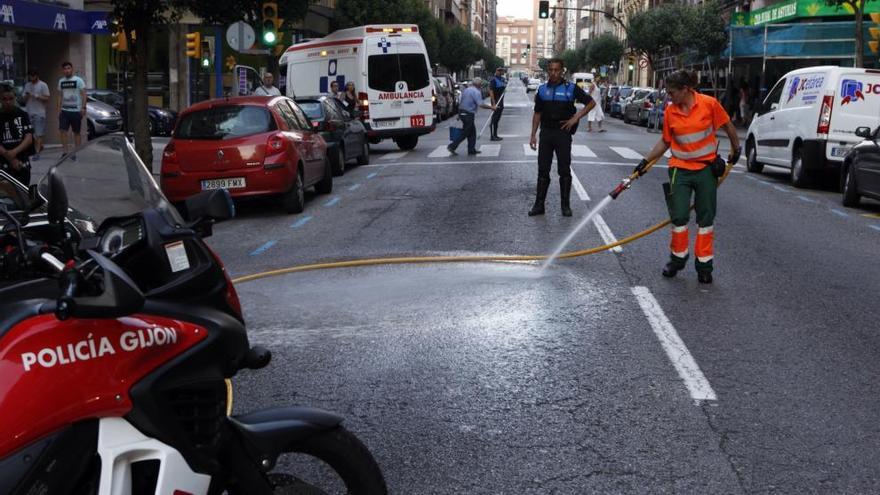 Policía, sanitarios y personal de Emulsa en el lugar de los hechos