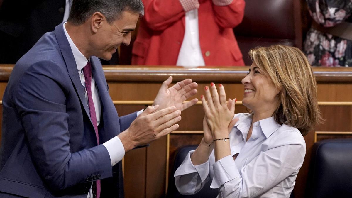 El presidente Pedro Sánchez y la entonces ministra de Transportes, Movilidad y Agenda Urbana, Raquel Sánchez, celebran la aprobación de la ley de vivienda en el Congreso, en abril de 2023.
