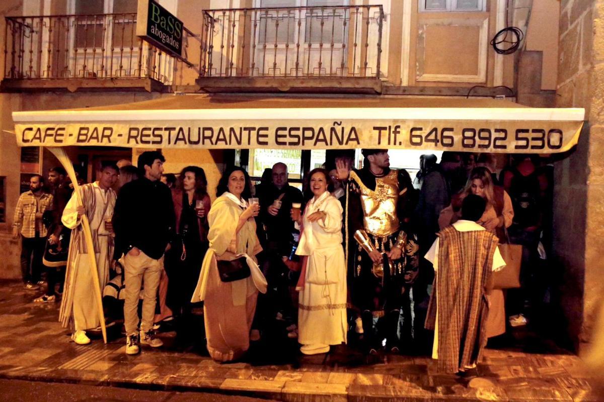 Lorquinos se resguardan de la lluvia que amenazaba la procesión del Domingo de Ramos.