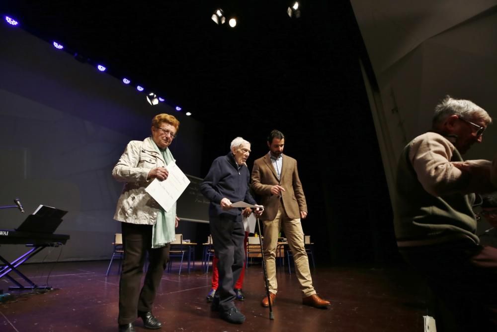 El Teatro Municipal acogió un emotivo Homenaje a los maestros y maestras jubilados de Torrevieja