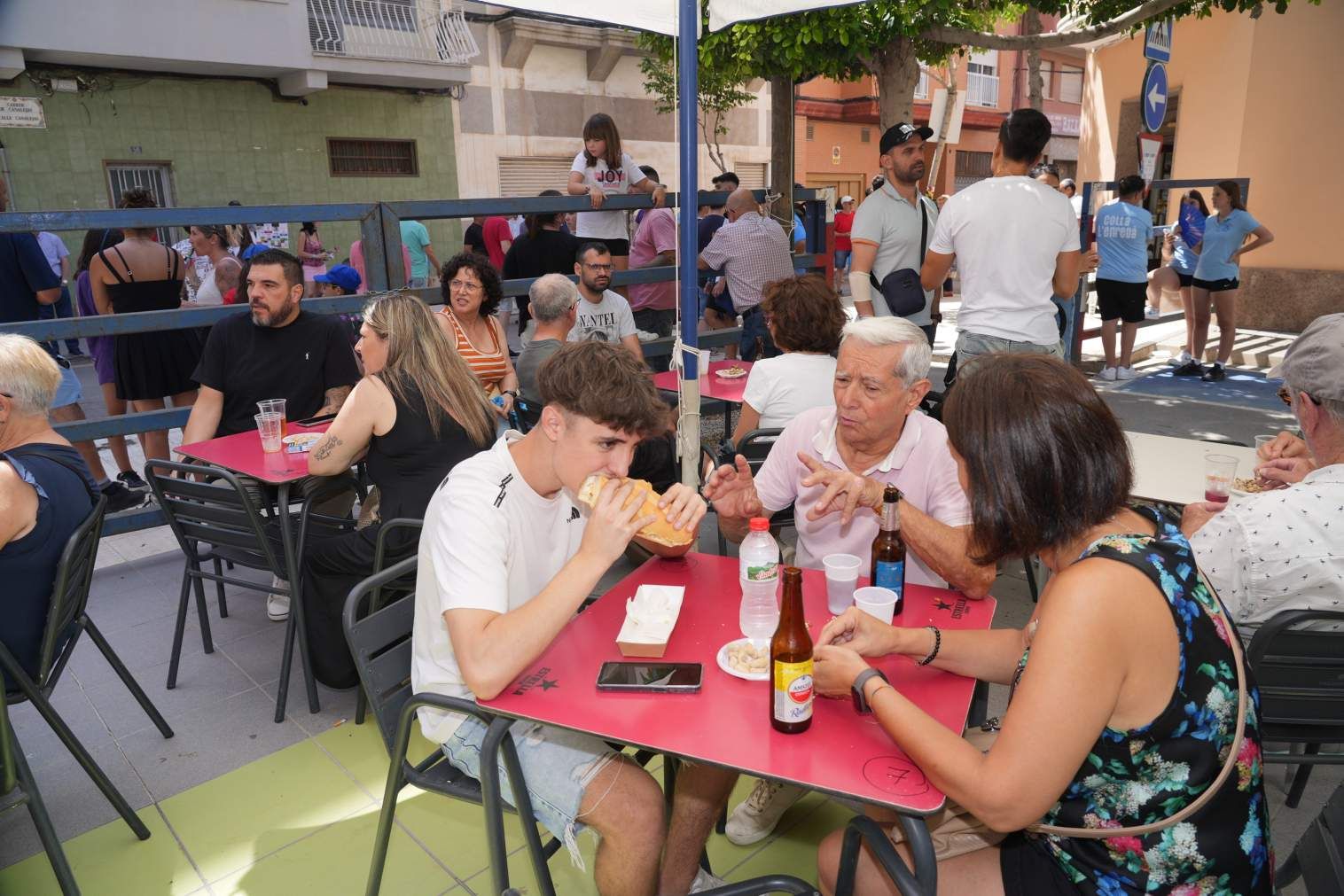 El Grau da inicio a las fiestas de Sant Pere con pólvora, bous y música