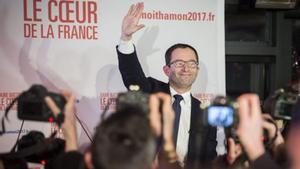Benoît Hamon saluda en París, el domingo, tras ganar la primera vuelta de las primarias de los socialistas.