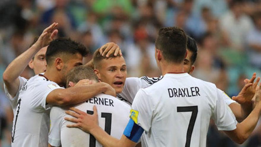 Alemania celebra el gol de Demirbay.