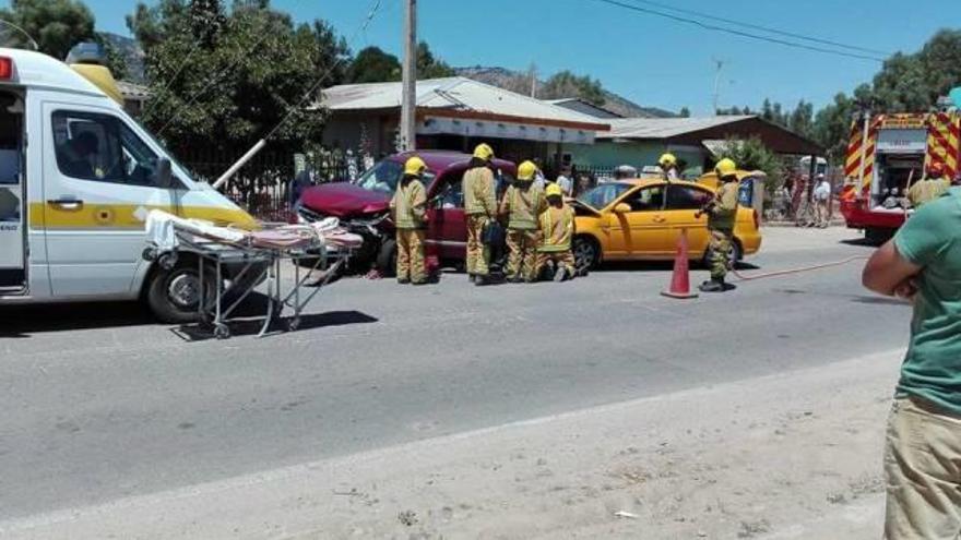 Los voluntarios interviniendo en un accidente de tráfico con los trajes de los bomberos de la Diputación de Alicante; y un grupo de bomberos posan con la equipación.