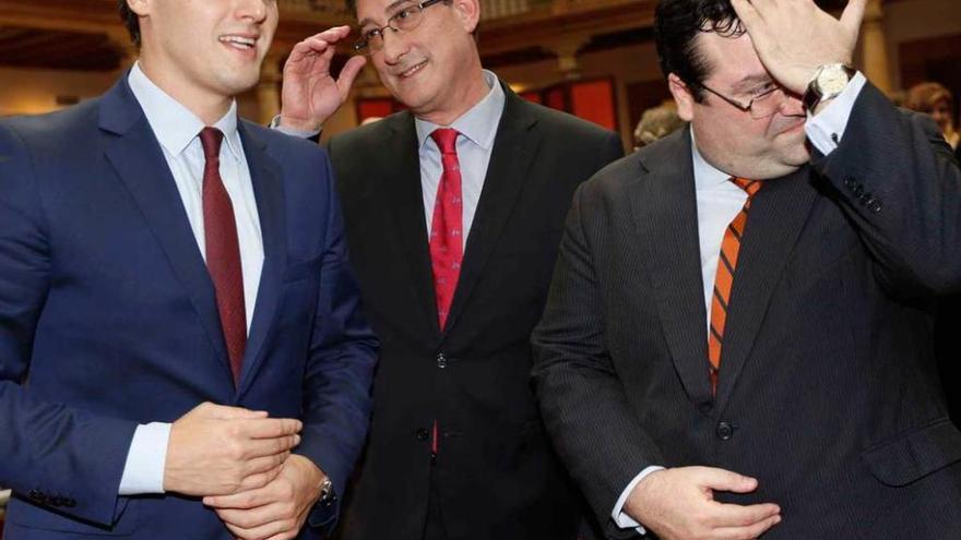 Albert Rivera, junto a Ignacio Prendes y Luis Pacho, en el hotel de la Reconquista.