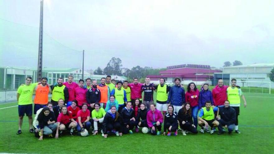 El técnico irlandés Jerry Holmes asesora a los Irmandinhos